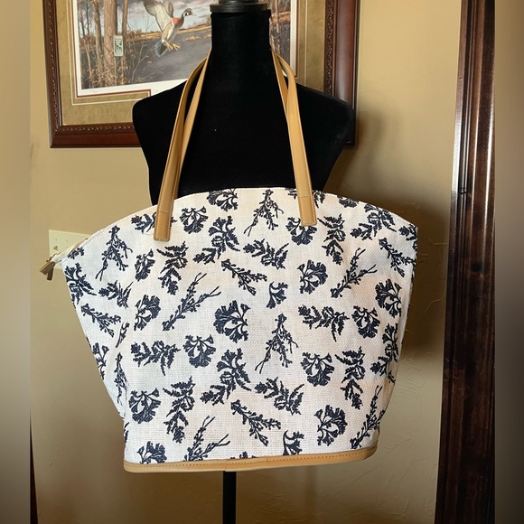 Vera Bradley Handbags - Vera Bradley Adrift Coral Blue Tote Bag like new used once super cute for summer